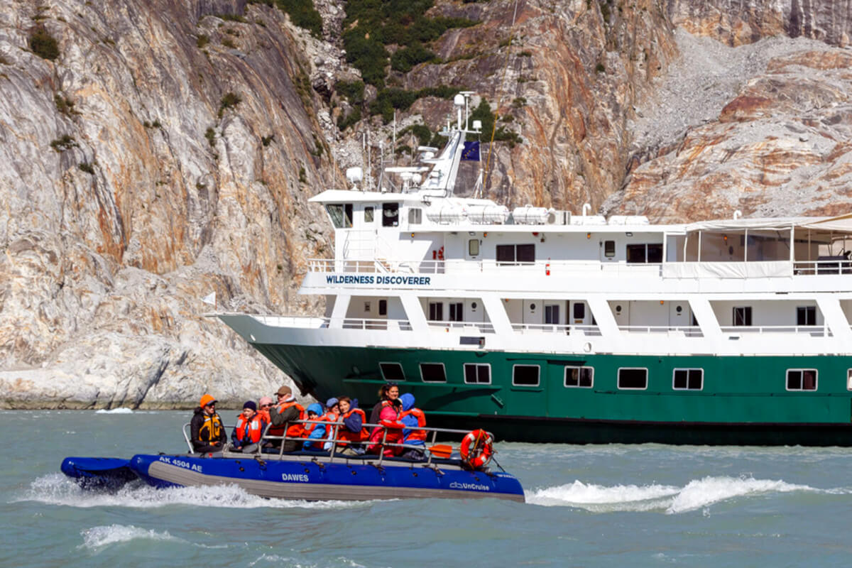 Skiff Leaves Wilderness Discoverer